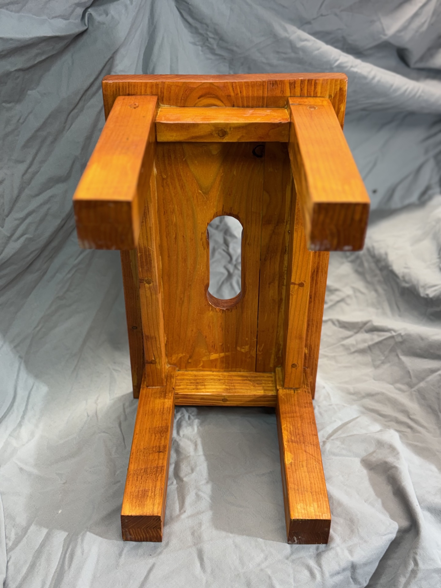 Stabiler Hocker, Teak gebeizt und lackiert